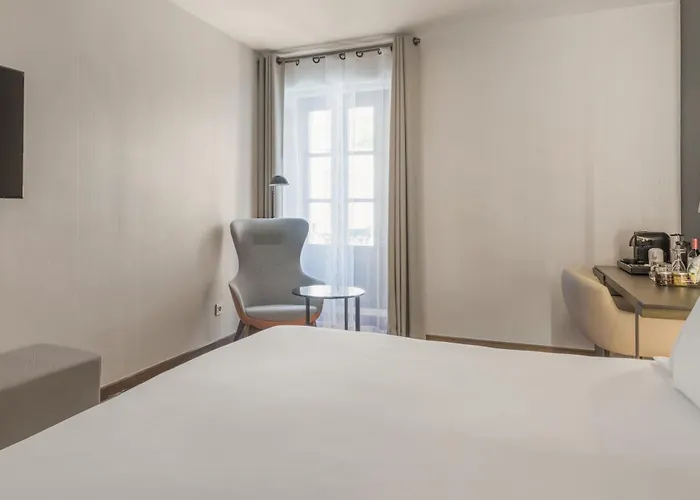 Hotel Nh Collection Palacio De Castellanos 4*